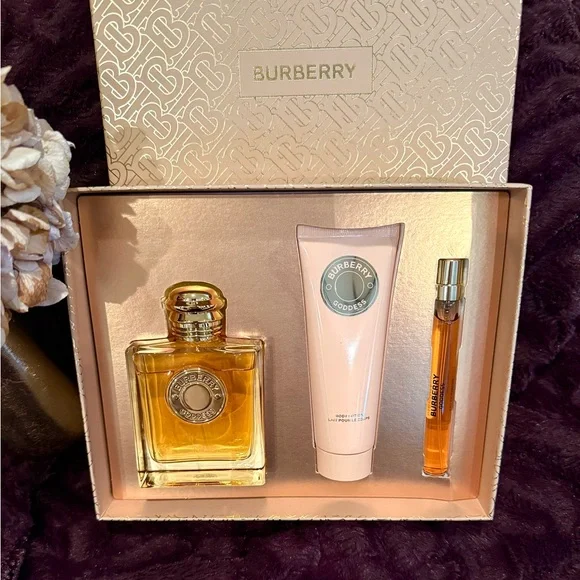 Burberry Goddess Fragrance Perfume Set - Picture 3 of 3